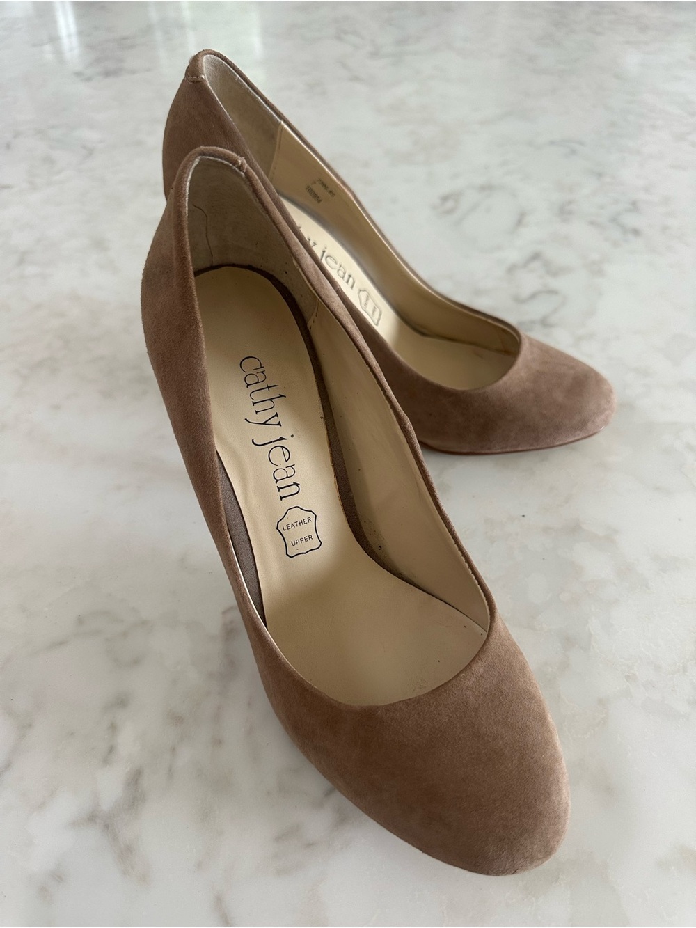 Cathy Jean Taupe Suede Round Toe Pumps. Size 7